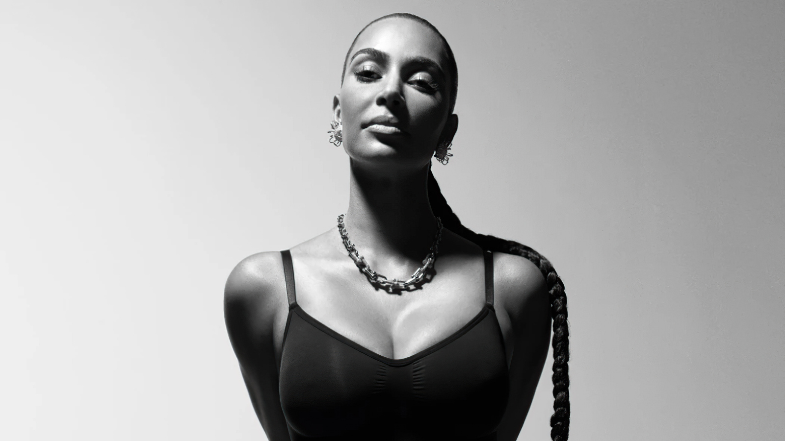 Черно-белое фото Ким Кардашьян