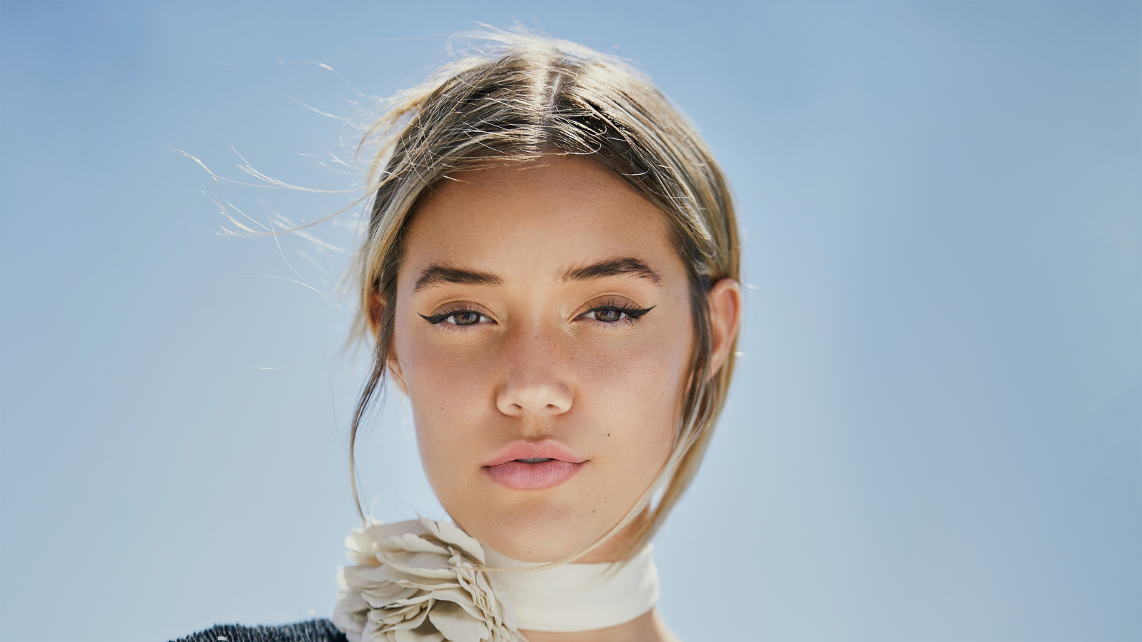 Девушка Olivia Ponton на сером фоне