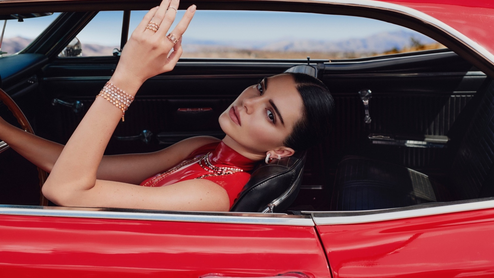Модель Кендалл Дженнер в красном автомобиле