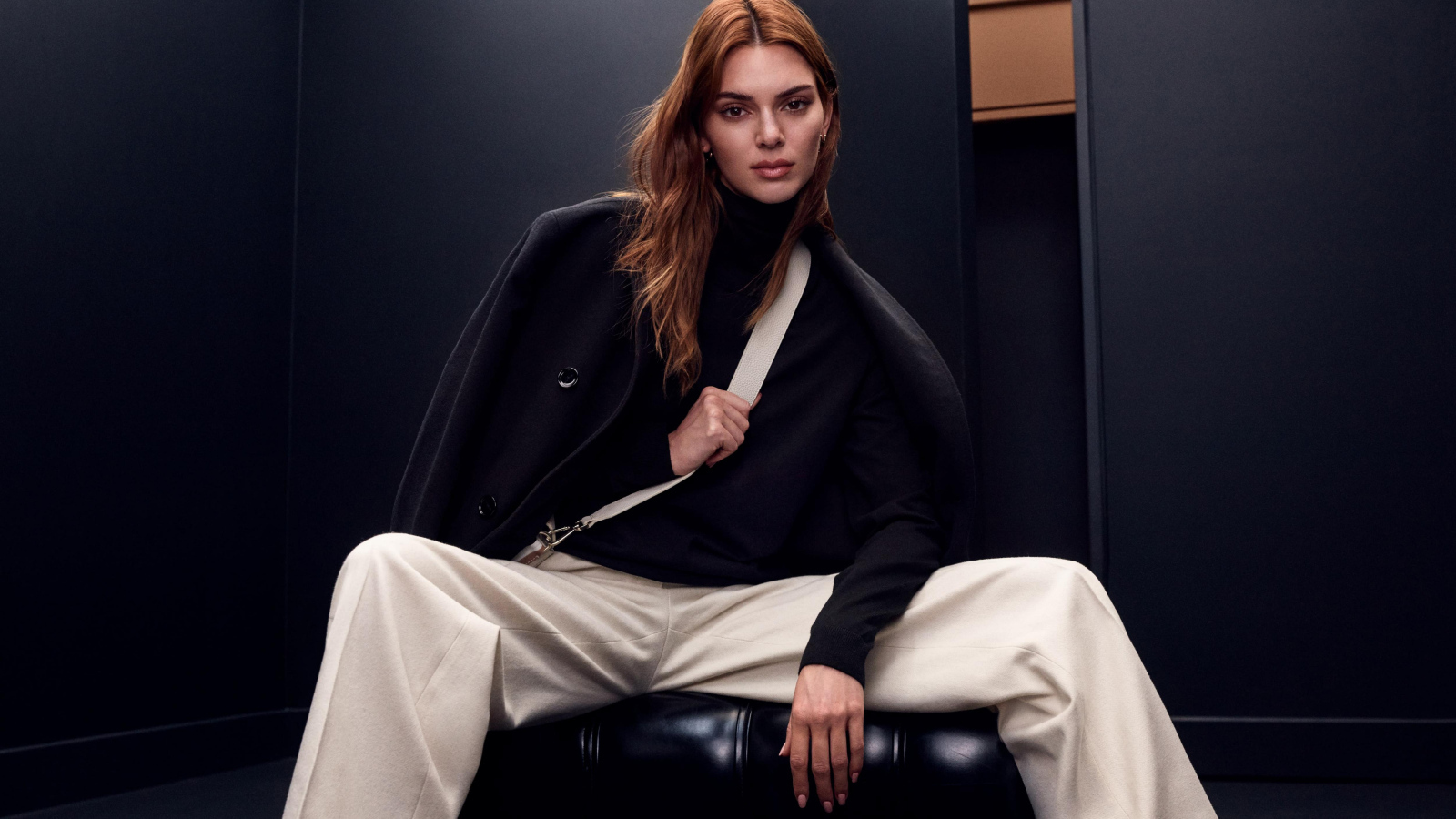 Модель Кендалл Дженнер в белых брюках