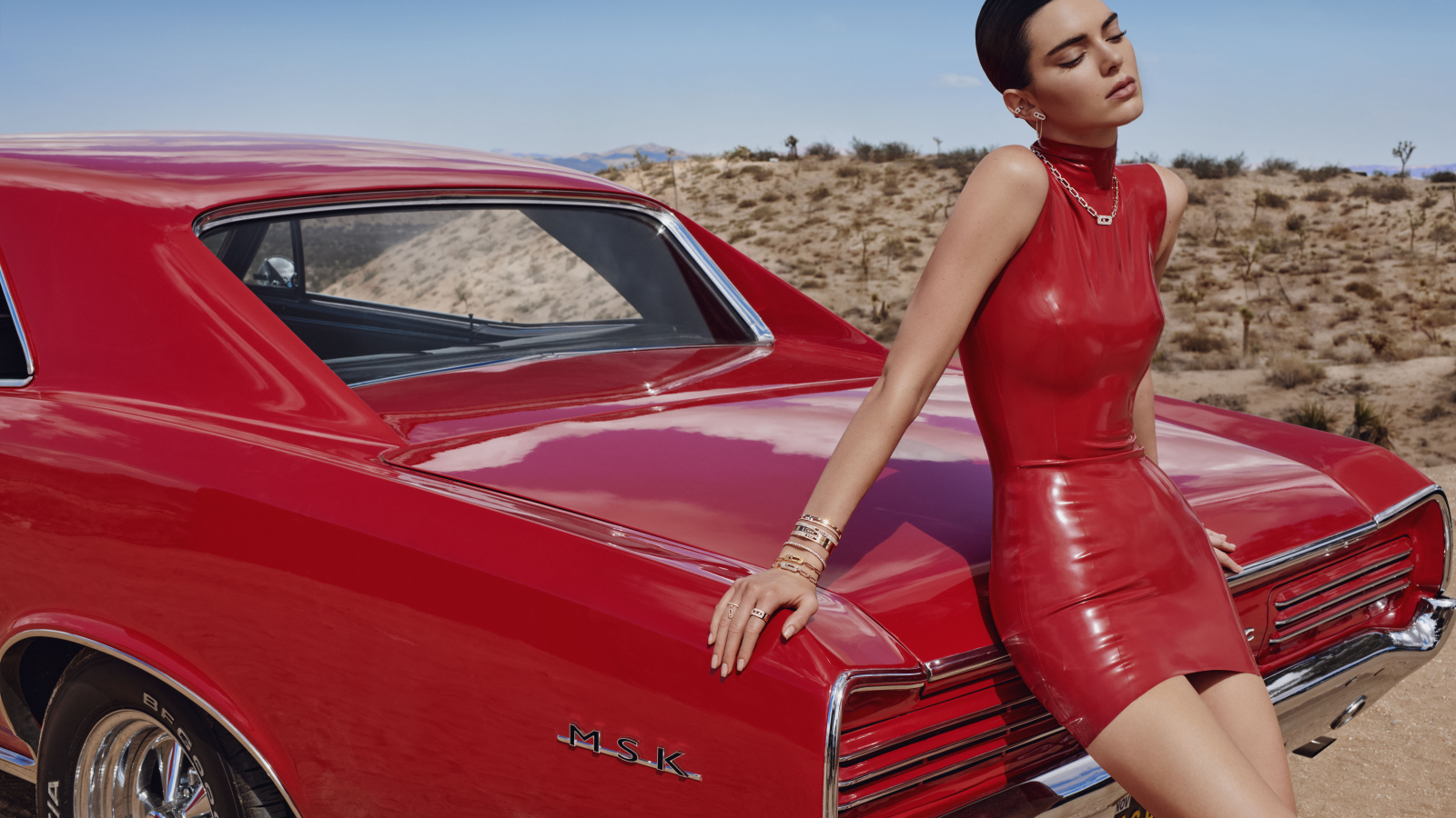 Модель Кендалл Дженнер стоит у красного автомобиля