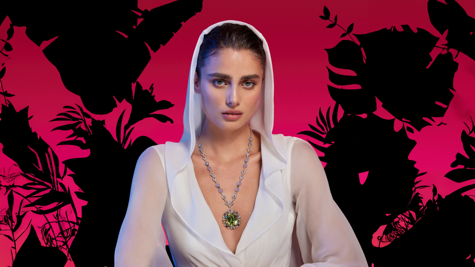 Модель Тейлор Хилл в красивом наряде