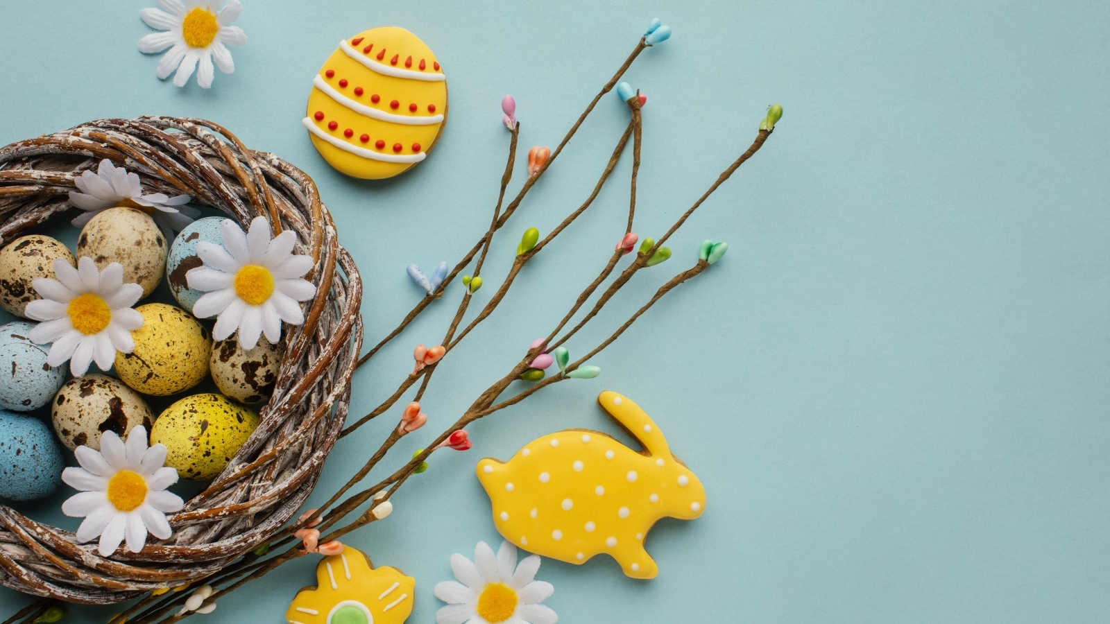 Красивый пасхальный декор на голубом фоне на праздник