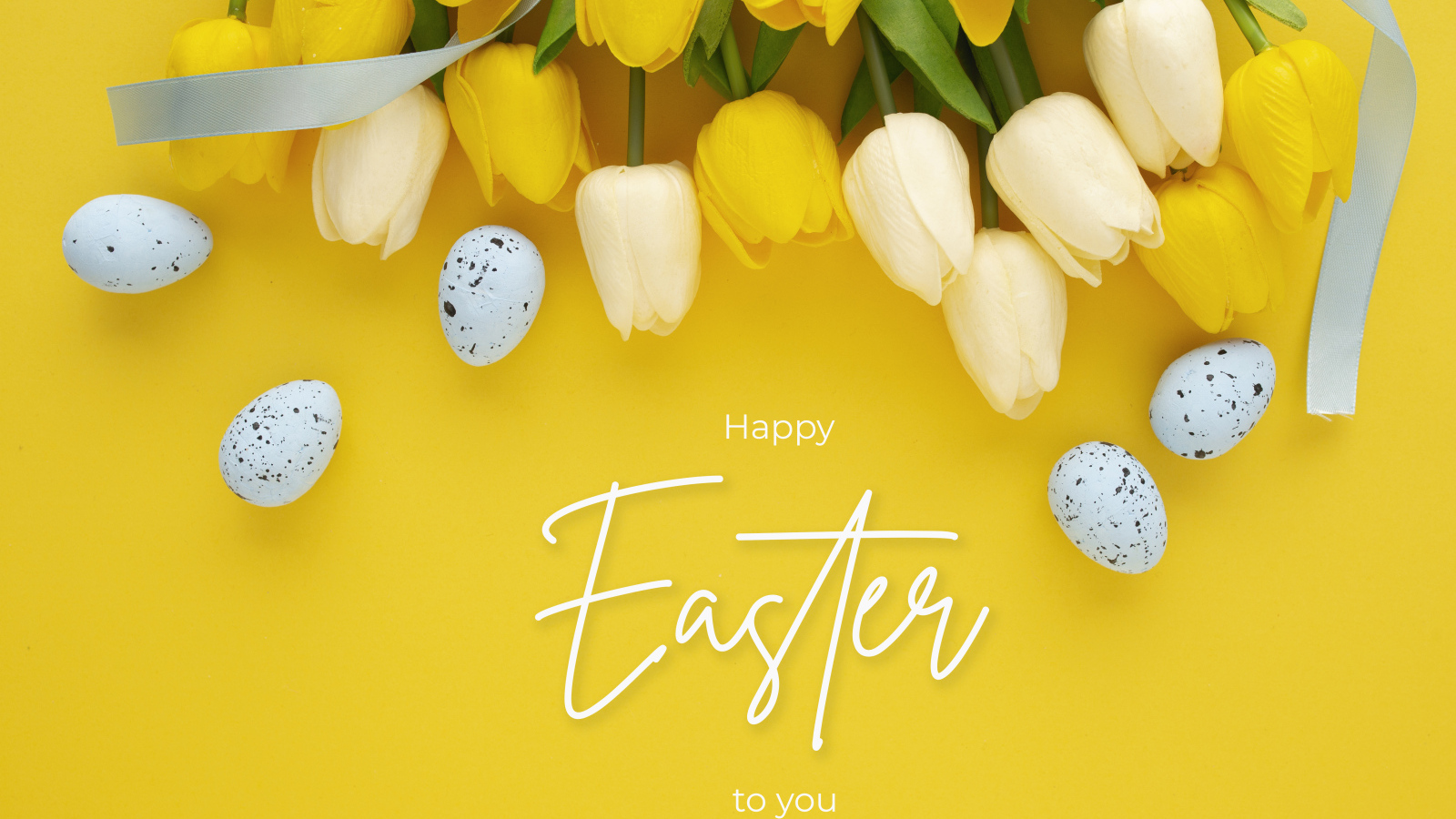 Букет тюльпанов и яйца на желтом фоне с надписью Счастливой Пасхи
