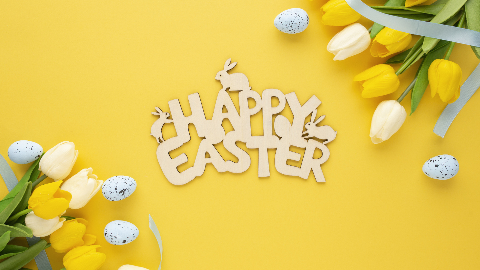 Надпись Счастливой Пасхи на желтом фоне с тюльпанами