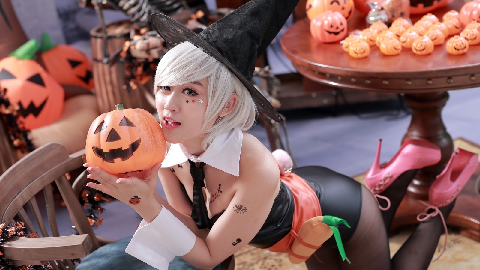 Девушка в костюме ведьмы на Хэллоуин