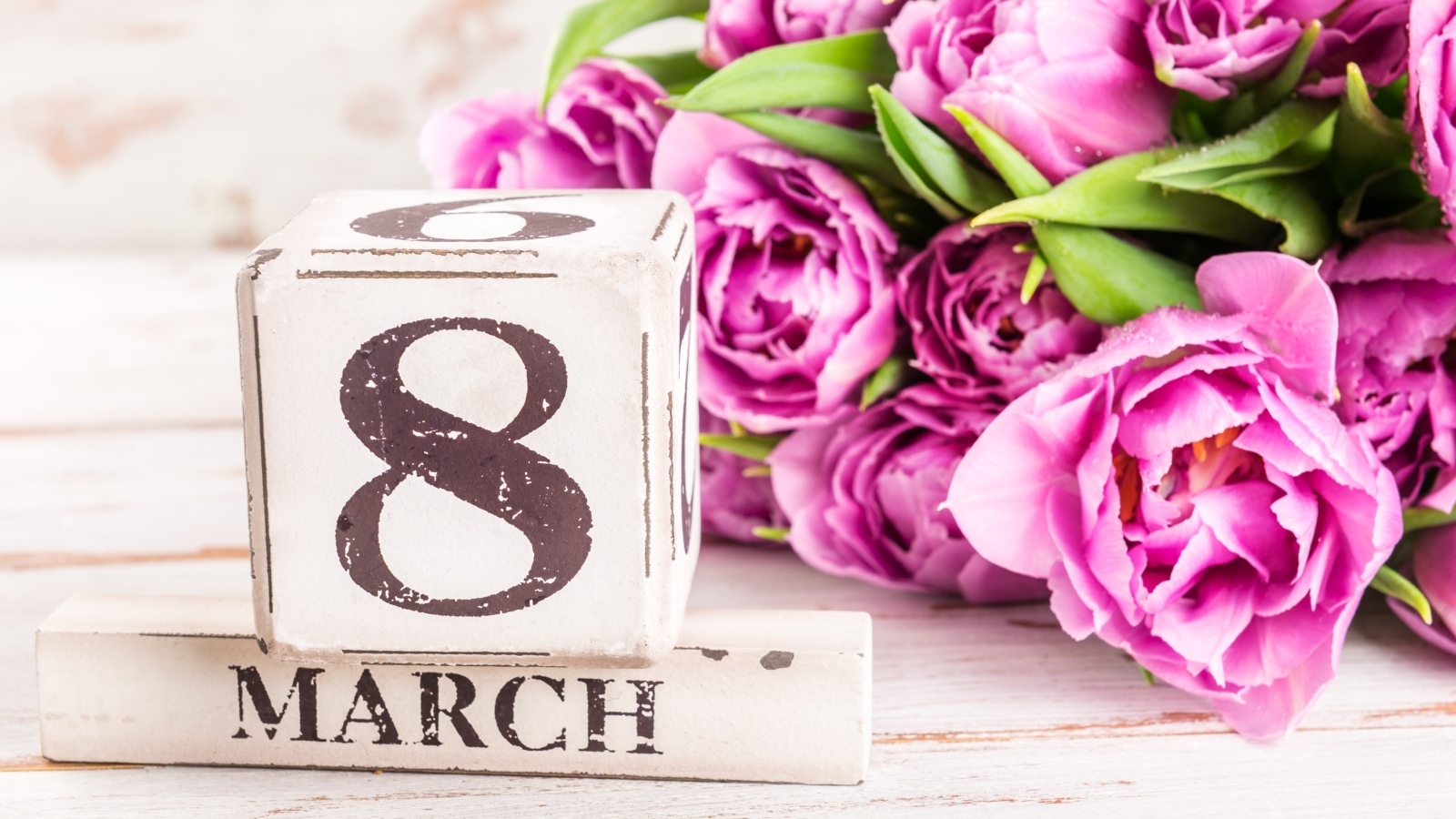 Букет розовых тюльпанов и декор на Международный женский день 8 марта