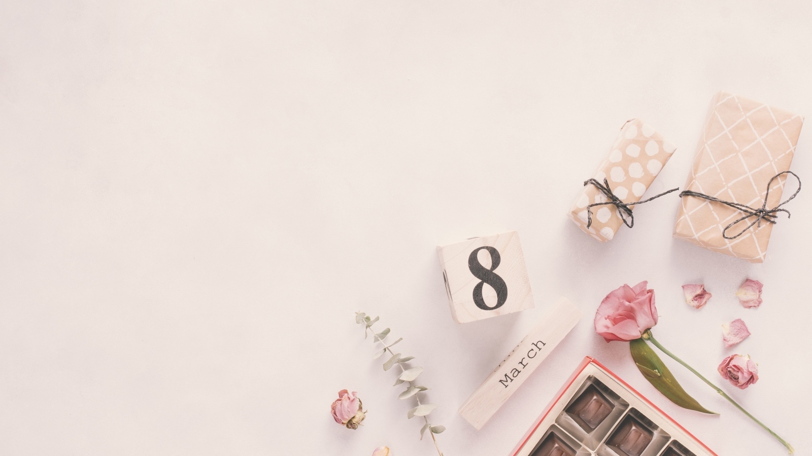 Подарки на розовом фоне для любимой на 8 марта
