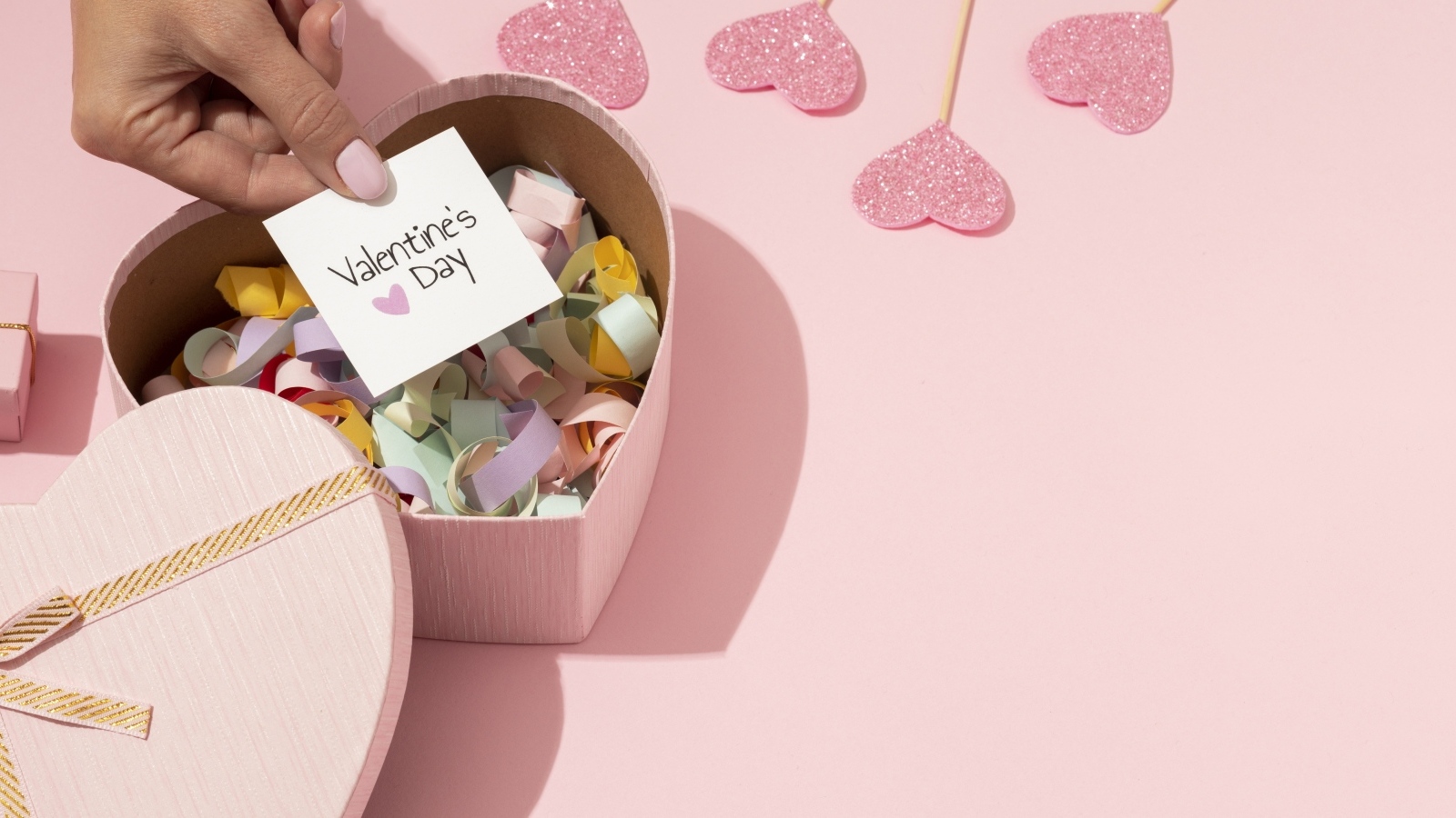 Коробка в форме сердца с пожеланиями на день святого Валентина