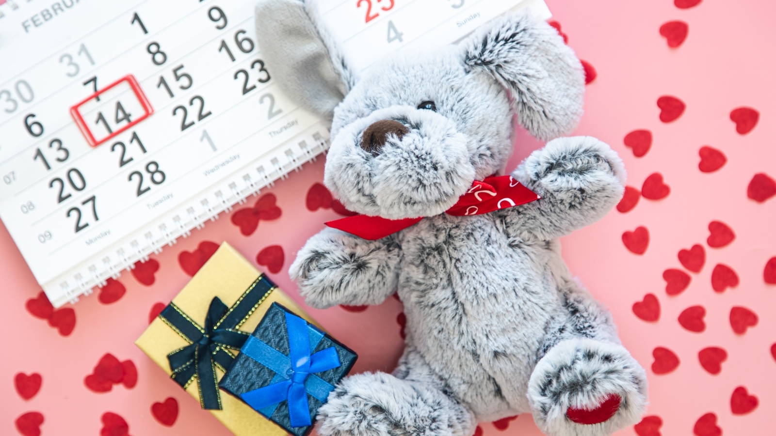 Игрушка и календарь на розовом фоне