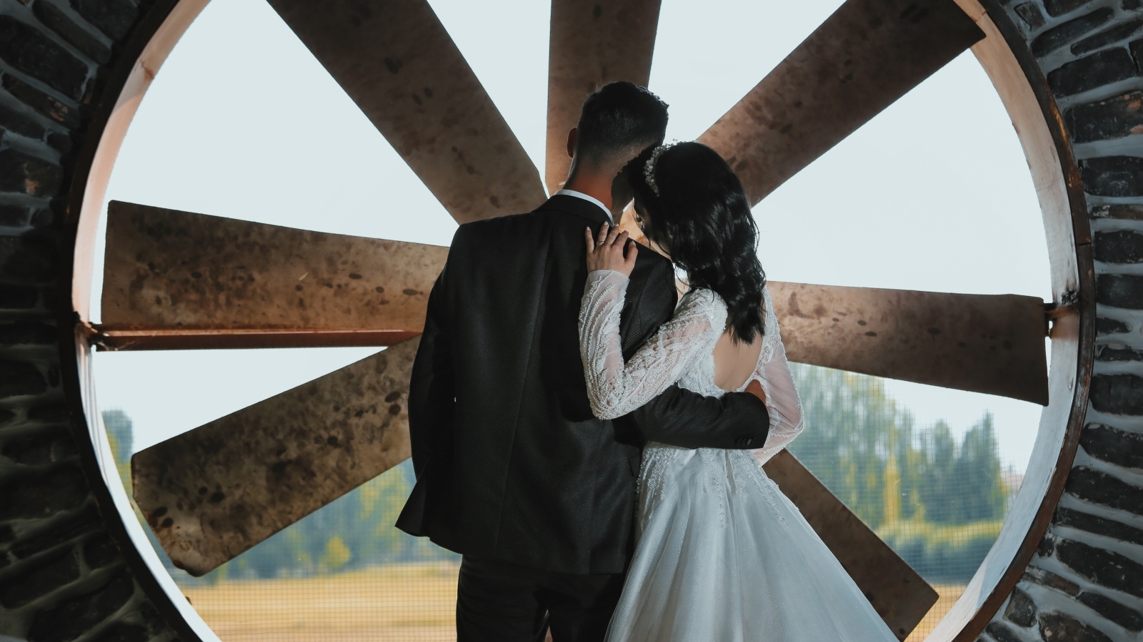 Влюбленные жених и невеста стоят у окна