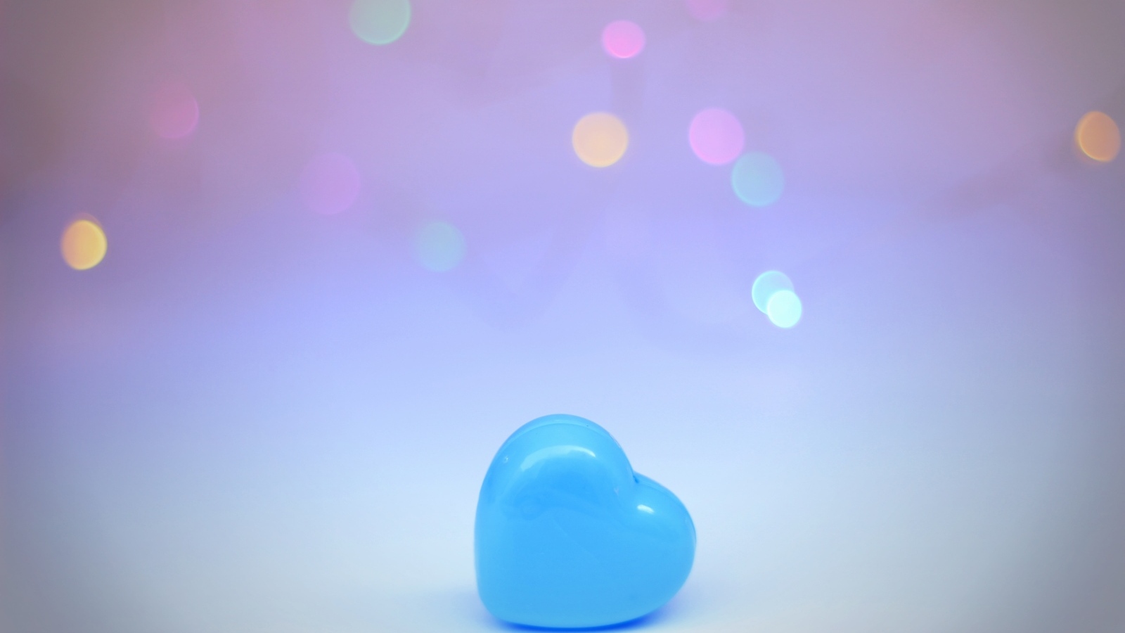 Голубое пластиковое сердце 