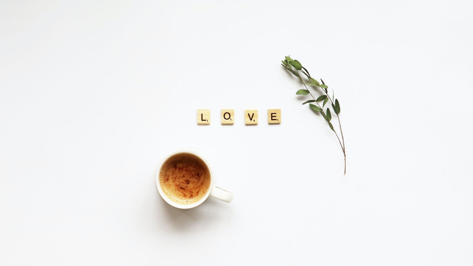 Кубики с надписью любовь на столе с кофе