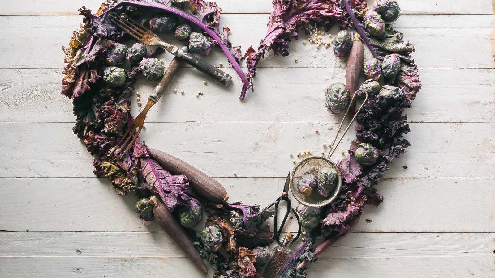 Сердце из овощей на деревянном столе