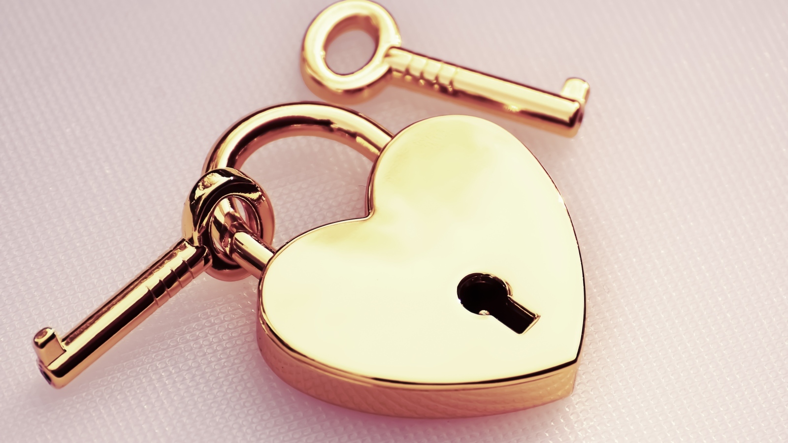 Замок в форме сердца с ключами