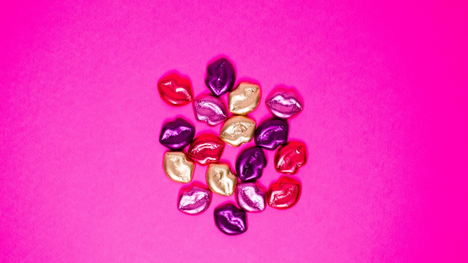 Много поцелуев на розовом фоне