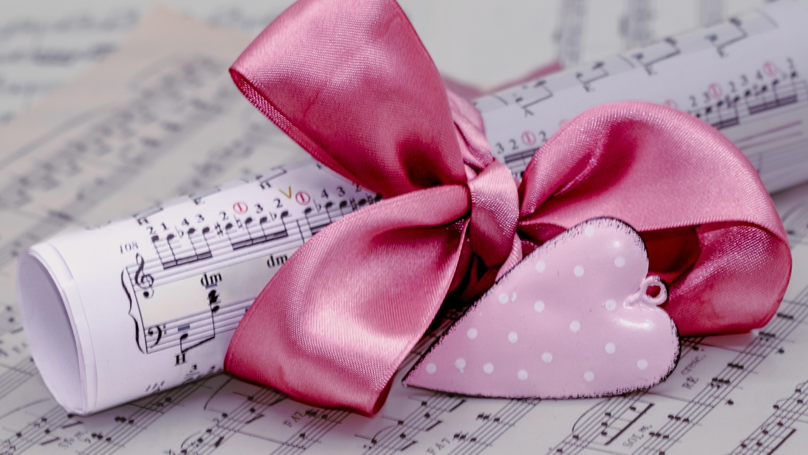 Ноты с бантом и красным сердцем для любимой
