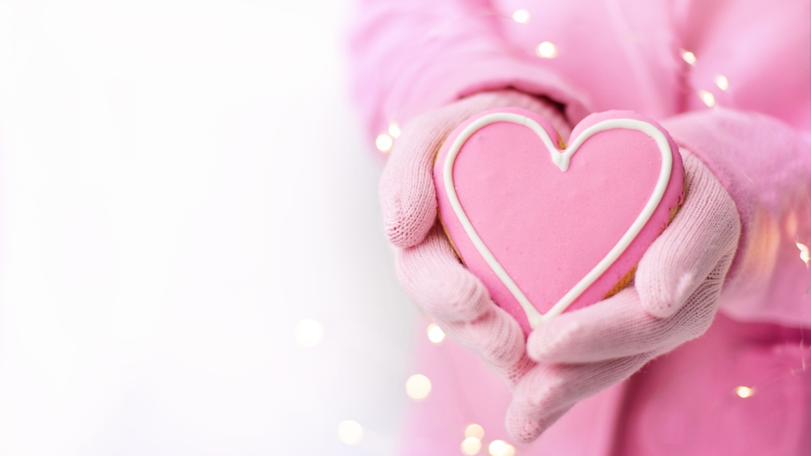 Розовое сладкое сердце в руках