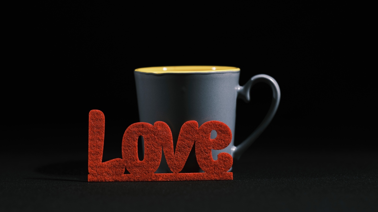 Красная надпись любовь с чашкой кофе