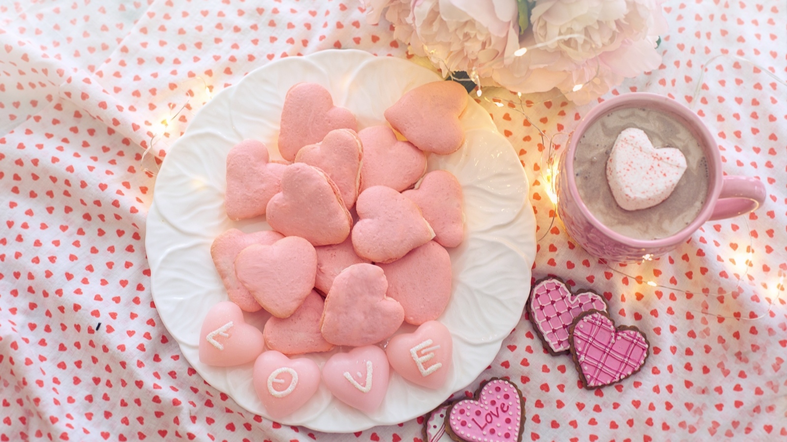 Сладкое розовое печенье в форме сердца для любимой