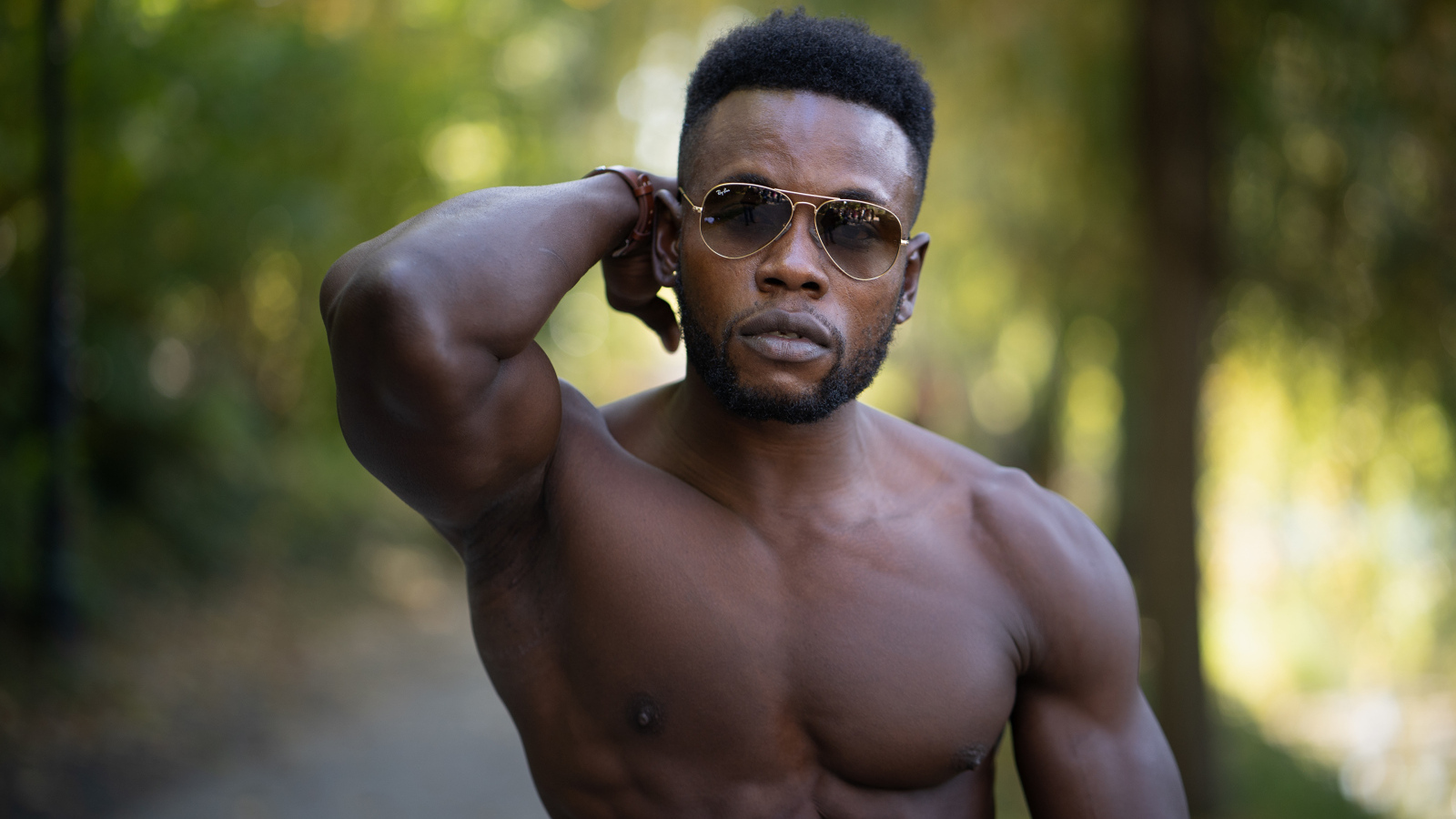 Накаченный сильный темнокожий мужчина