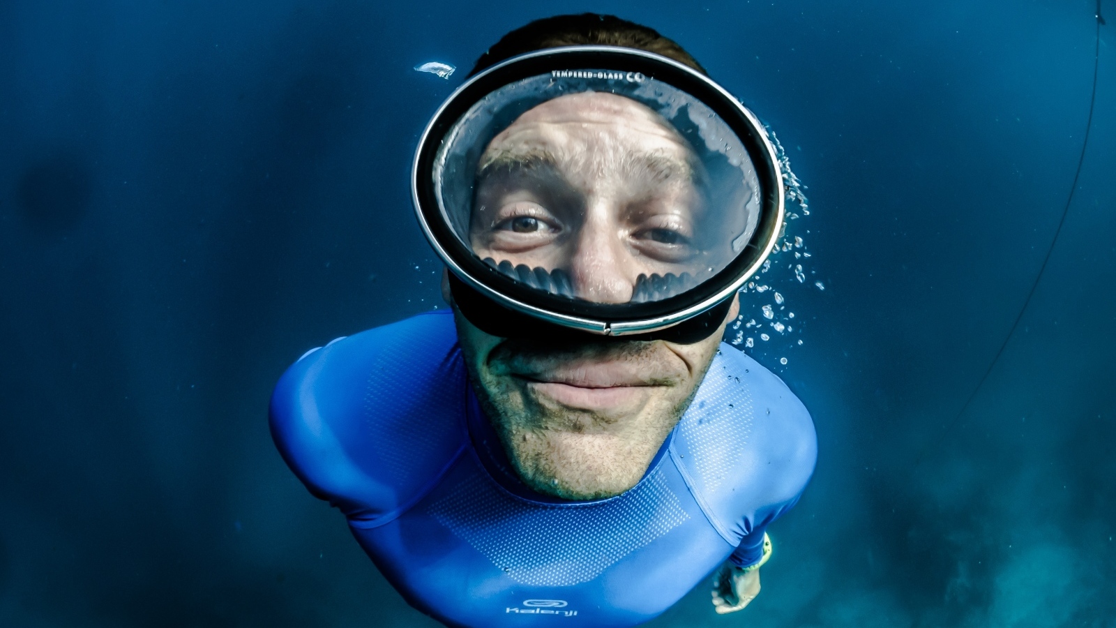 Мужчина водолаз в маске