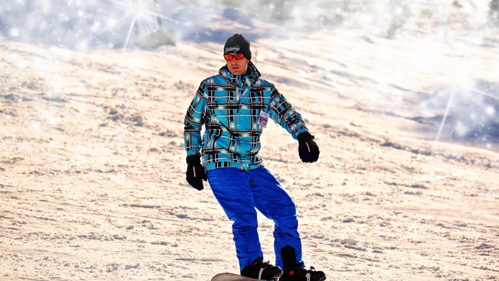 Мужчина сноубордист спускается по склону