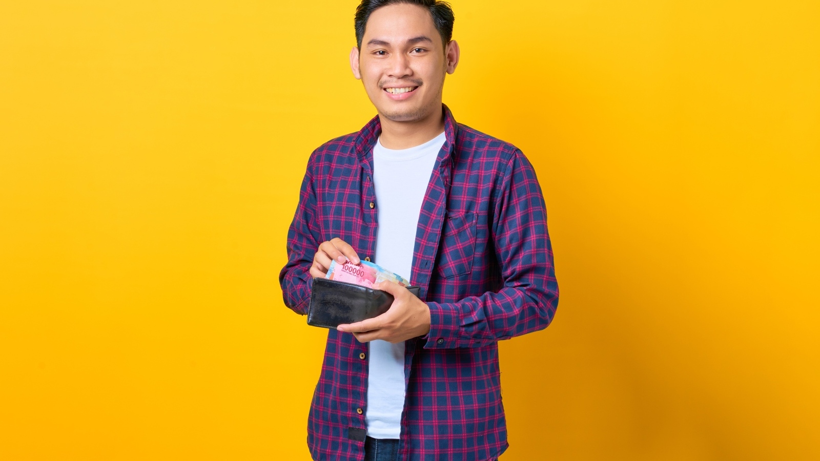 Улыбающийся мужчина с кошельком в руках