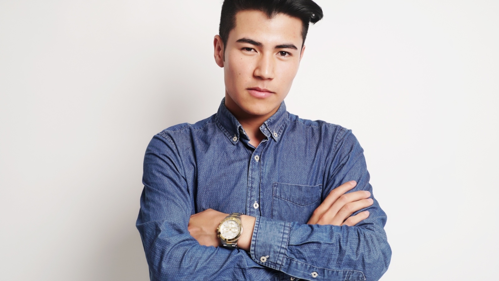 Стильный мужчина модель в синей рубашке 