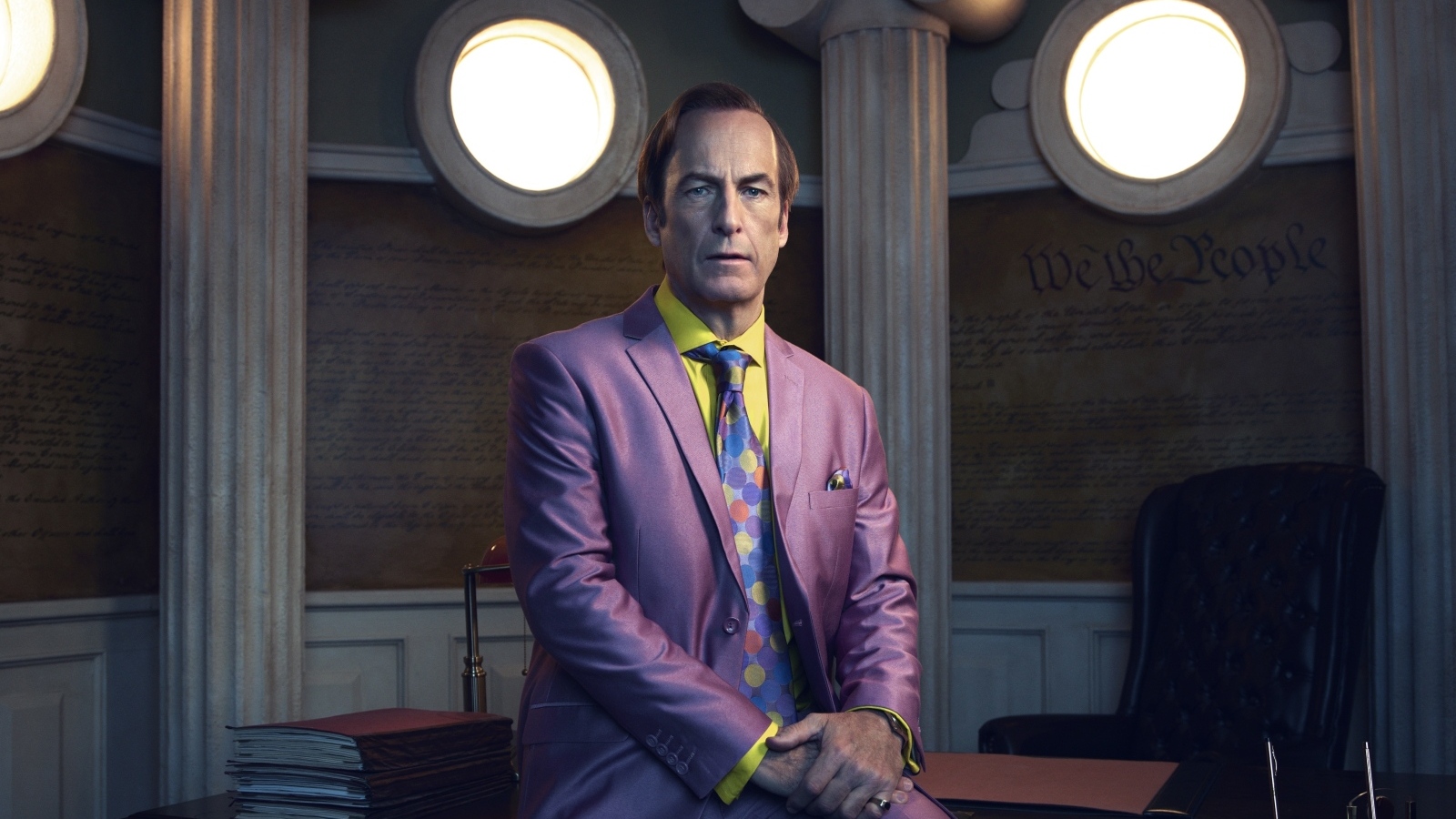 Актер Боб Оденкёрк в костюме