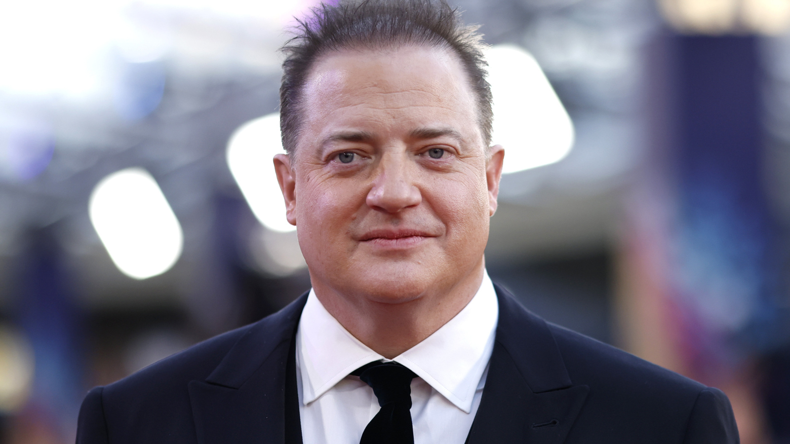 Актер Брендан Фрейзер в костюме