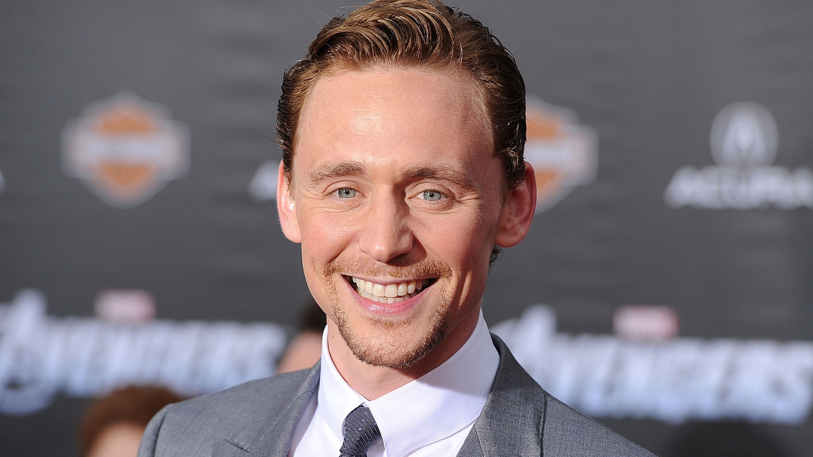 Яркая улыбка актера Тома Хиддлстона