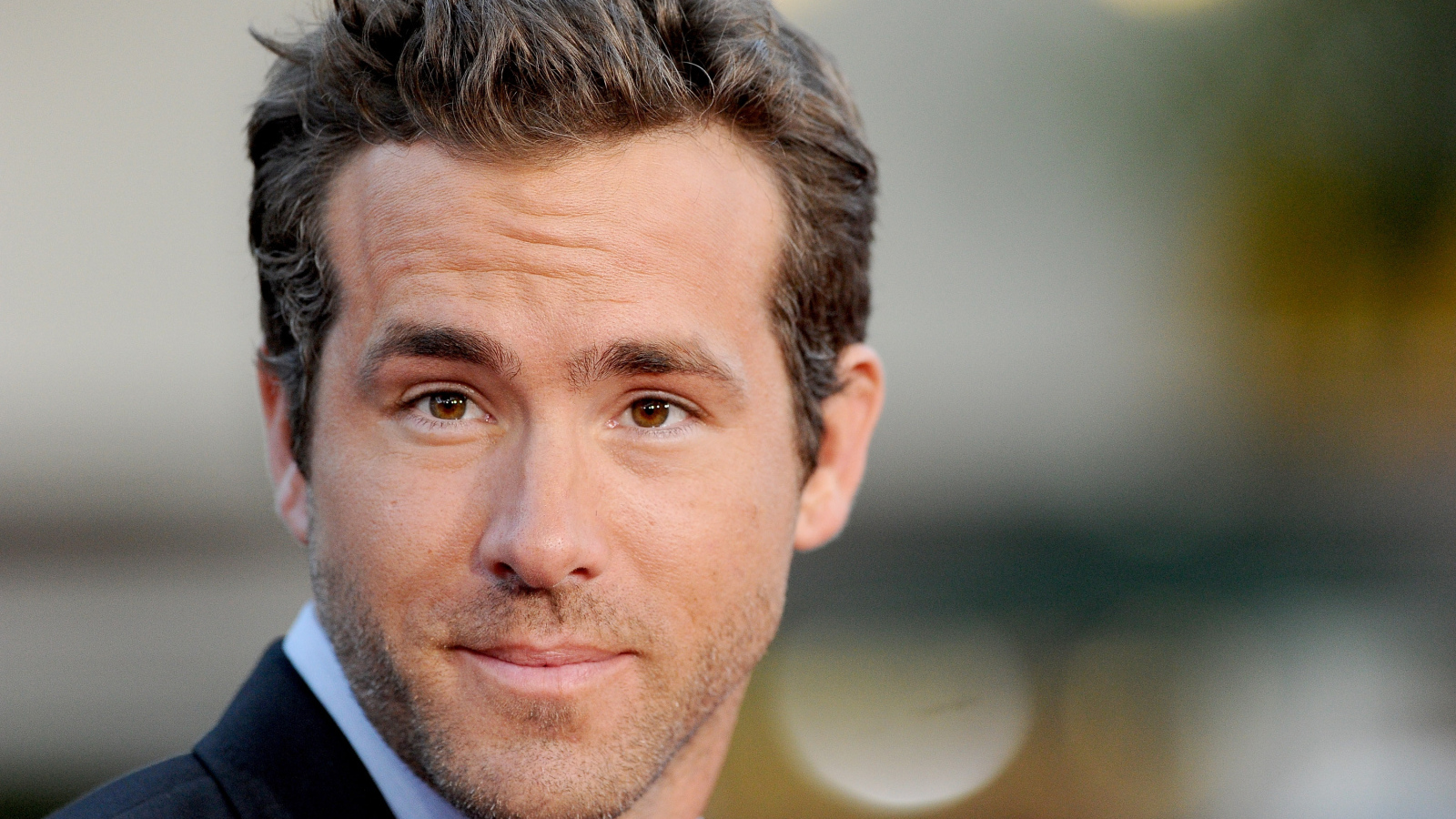 Популярный актер Райан Рейнольдс с карими глазами