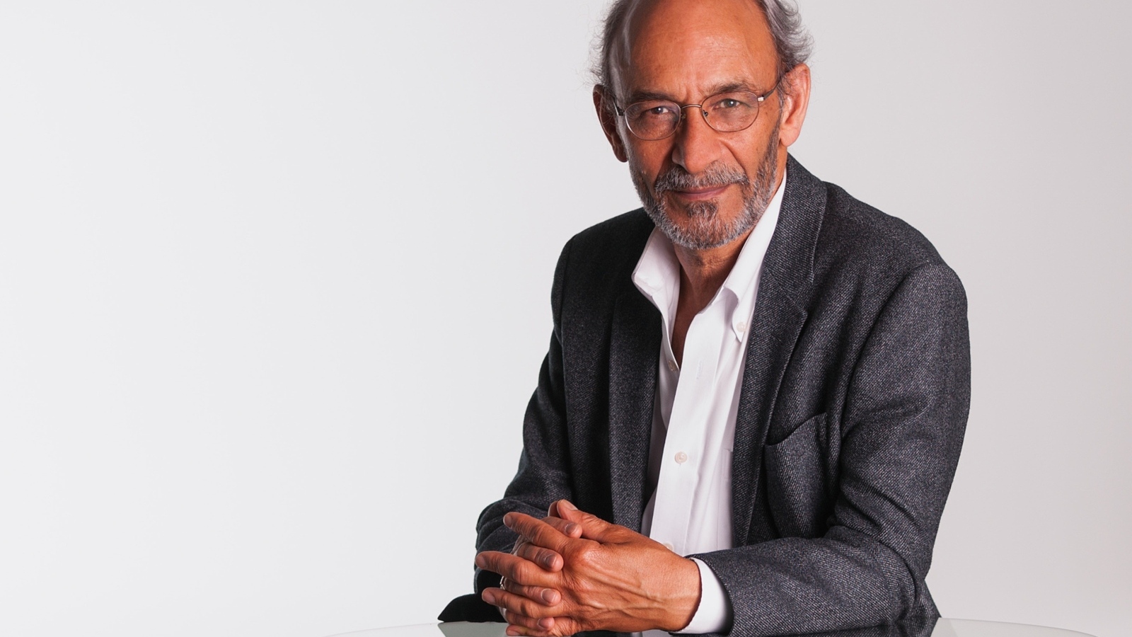 Деловой мужчина в сером костюме