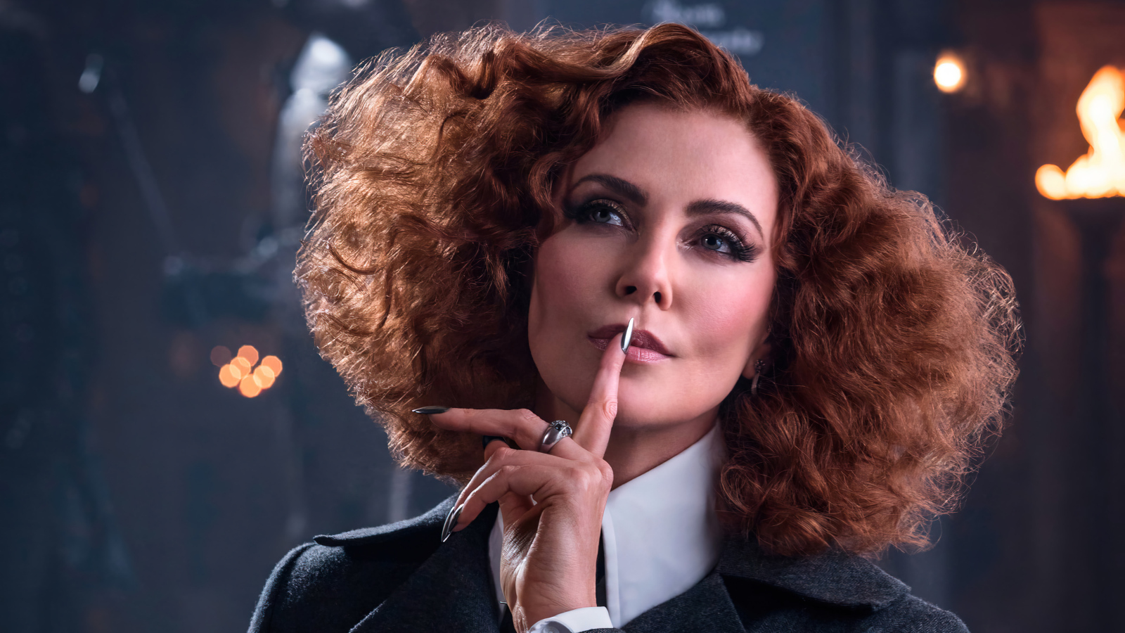 Красивая актриса Шарлиз Терон в фильме Школа добра и зла