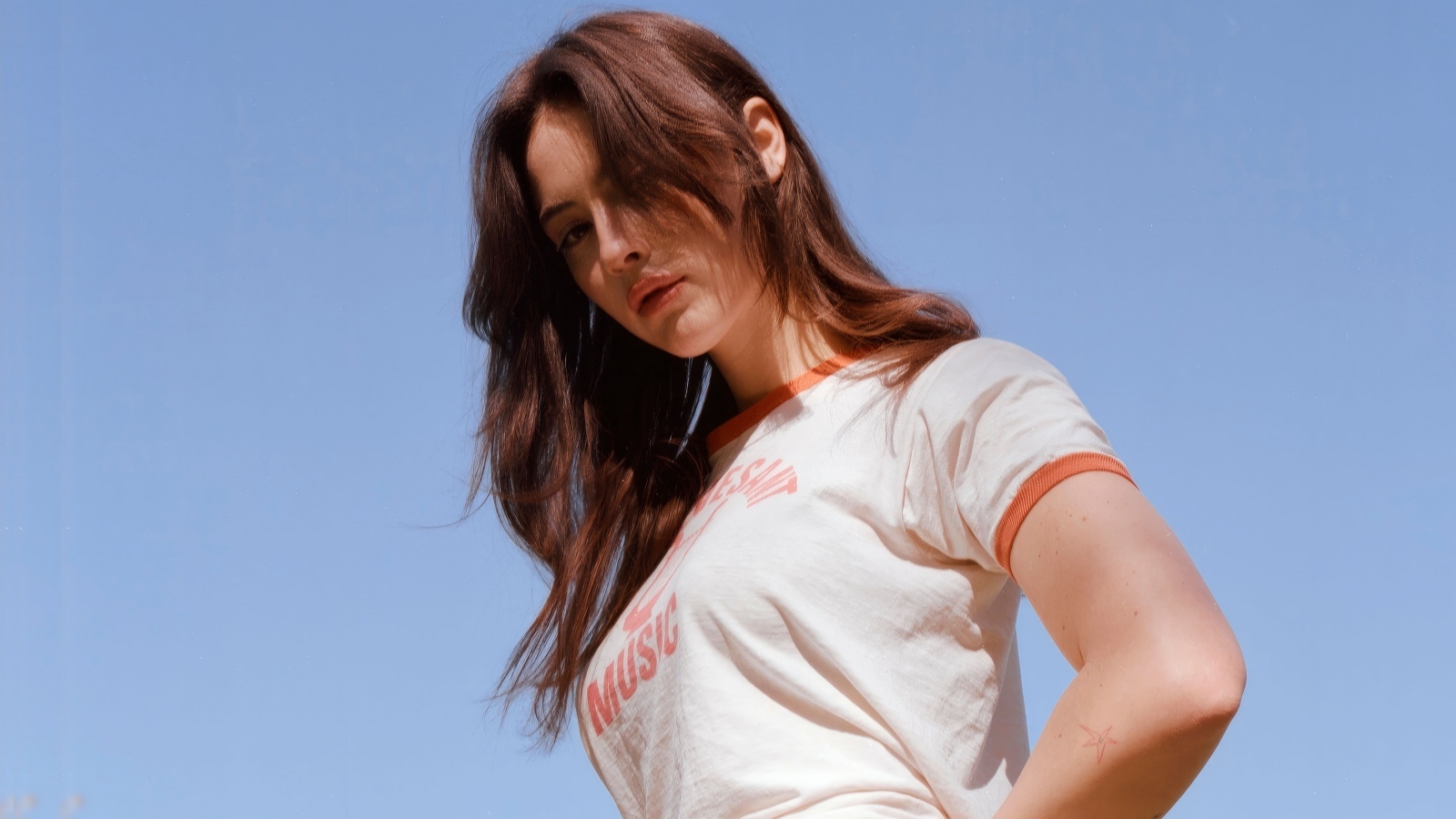 Американская певица Грэйси Абрамс на голубом фоне