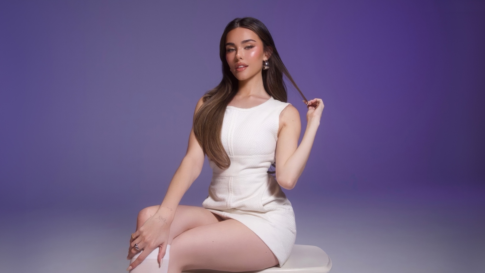 Американская певица Мэдисон Бир в белом платье