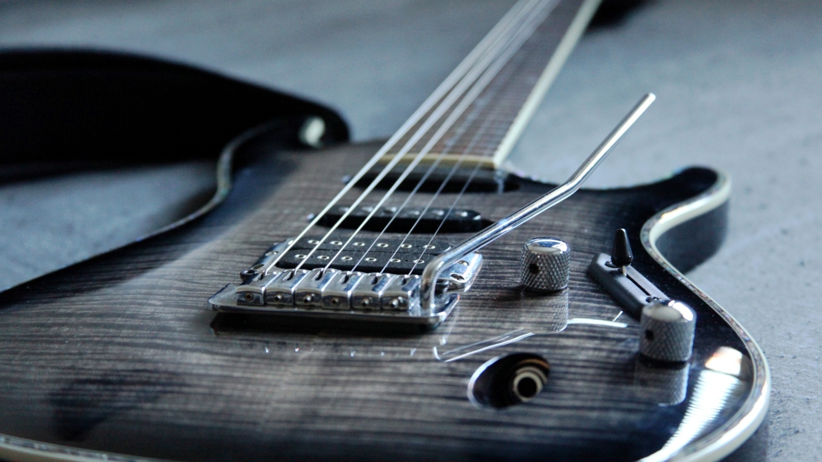 Черная шестиструнная гитара