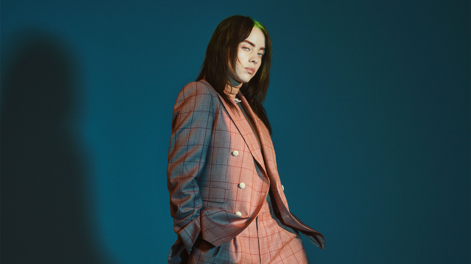 Популярная американская певица Билли Айлиш в костюме