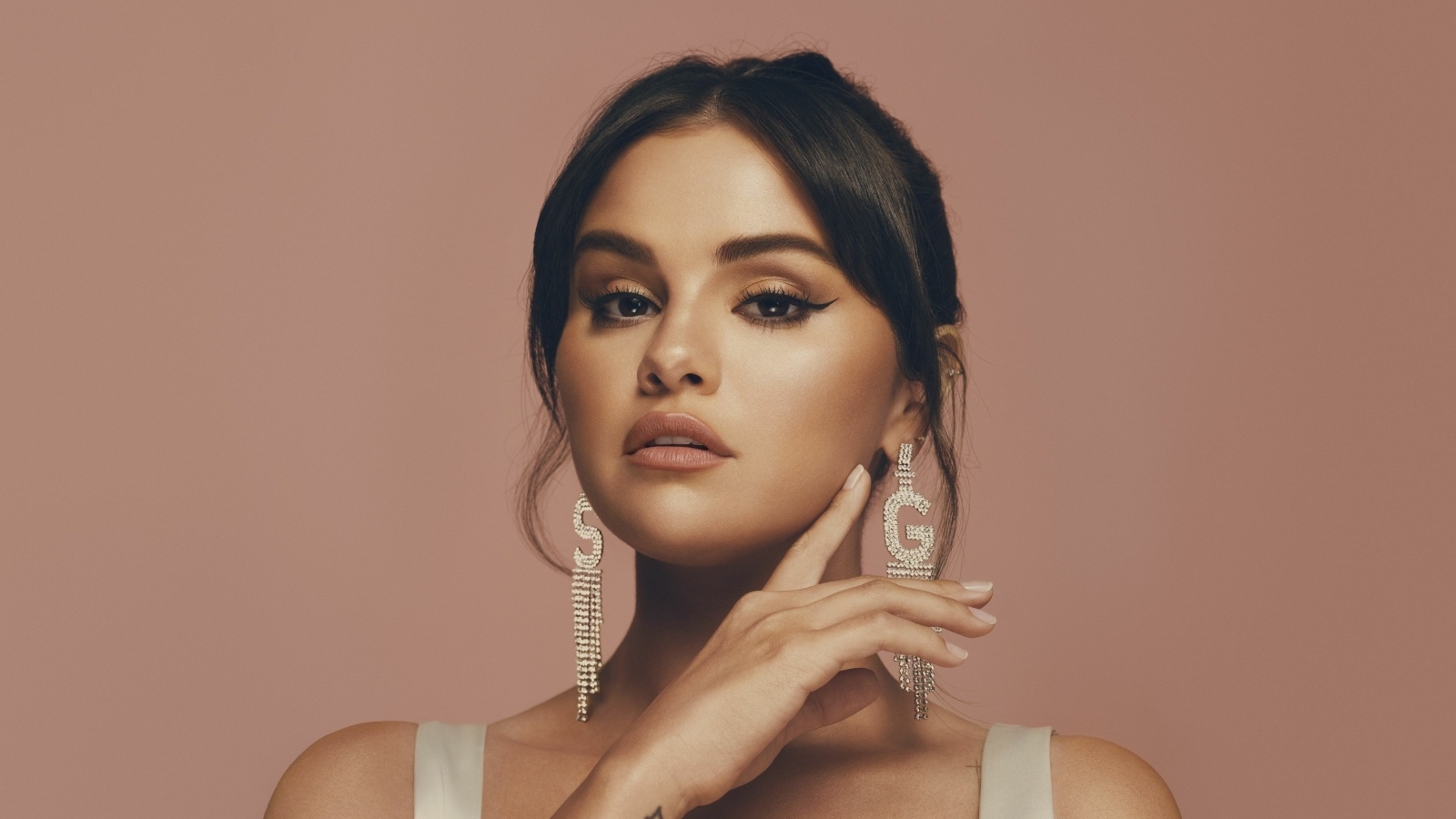 Популярная девушка Селена Гомес с красивыми серьгами