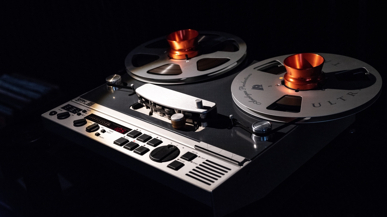 Бобинный магнитофон на черном фоне