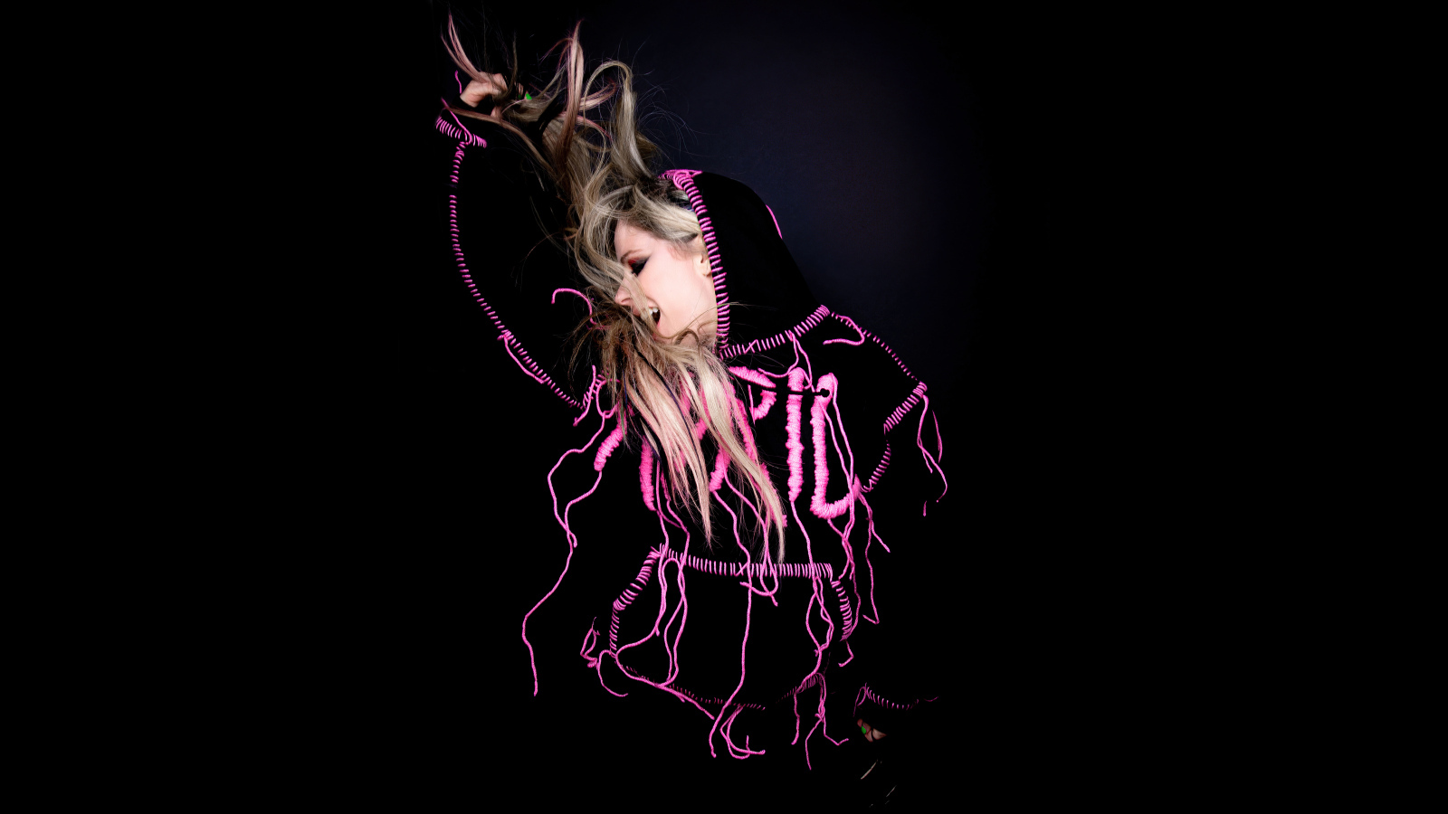 Певица Аврил Лавин  на черном фоне