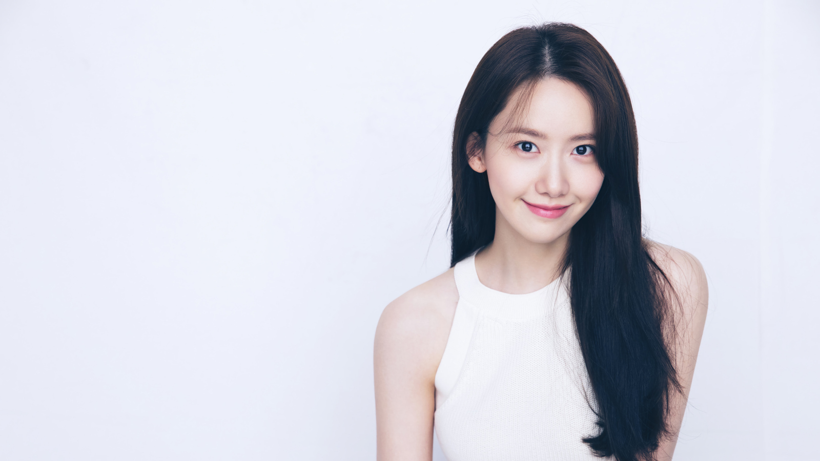 Улыбающаяся девушка Yoona на белом фоне