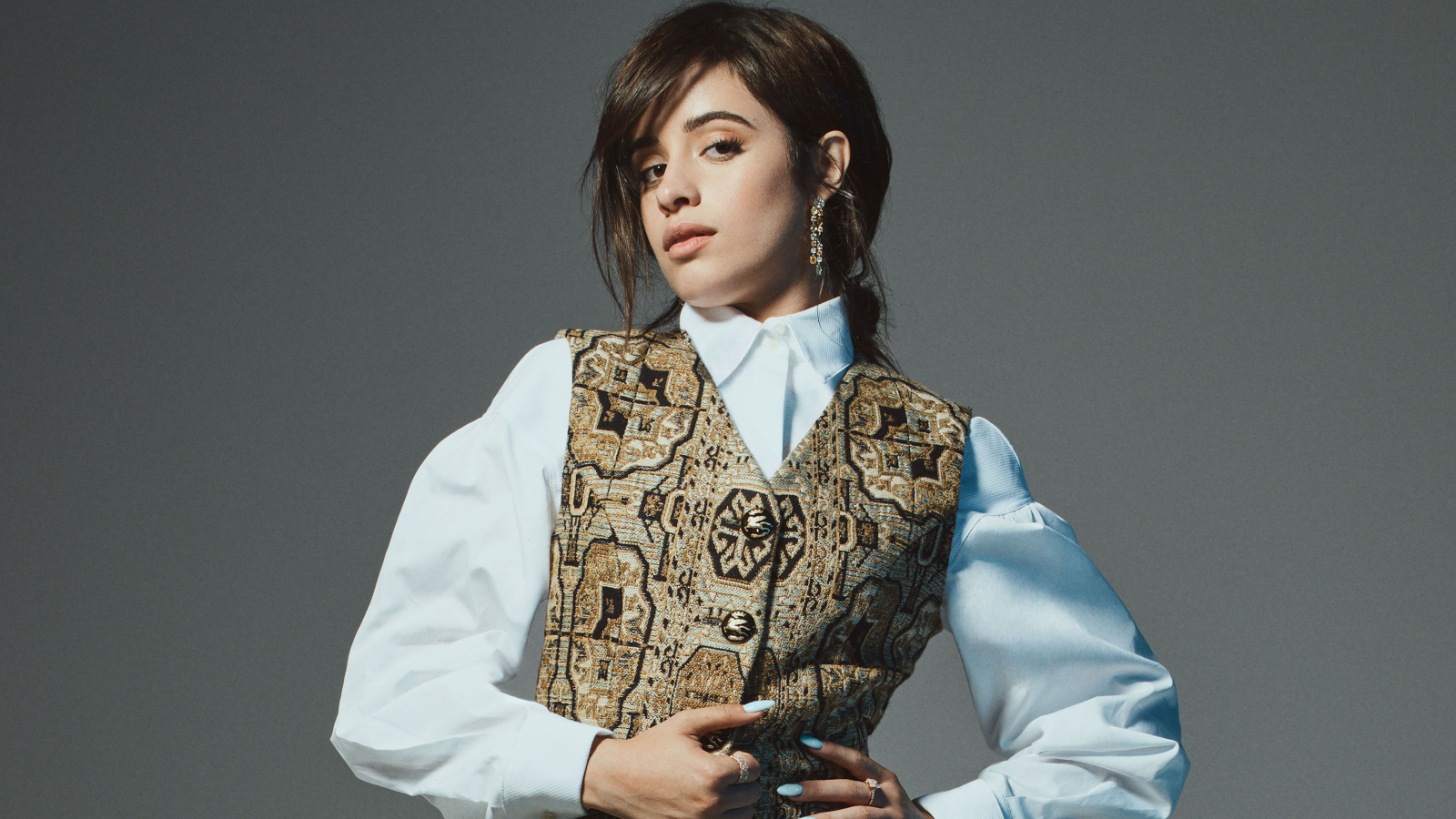 Белая блузка и жилетка в образе певицы Камила Кабельо