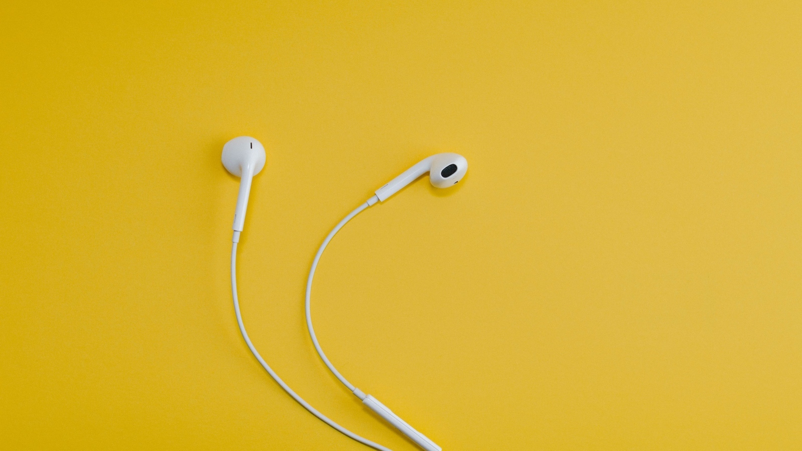 Белые наушники на желтом фоне