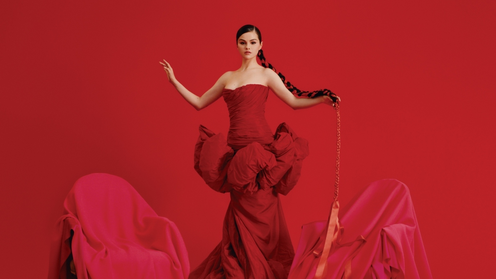 Молодая девушка певица и актриса Селена Гомес в красном платье