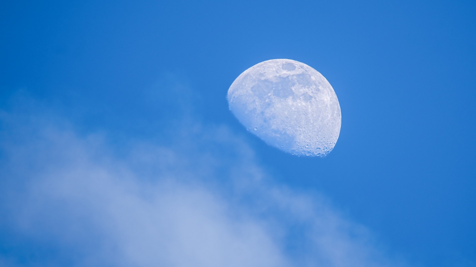 Большая белая луна в голубом небе