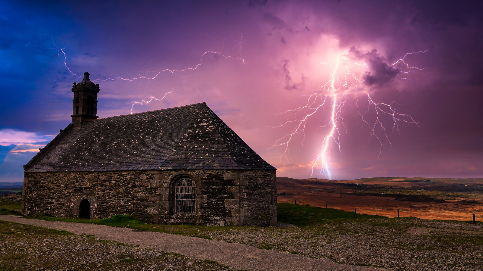 Молния ударила в старый разрушенный дом
