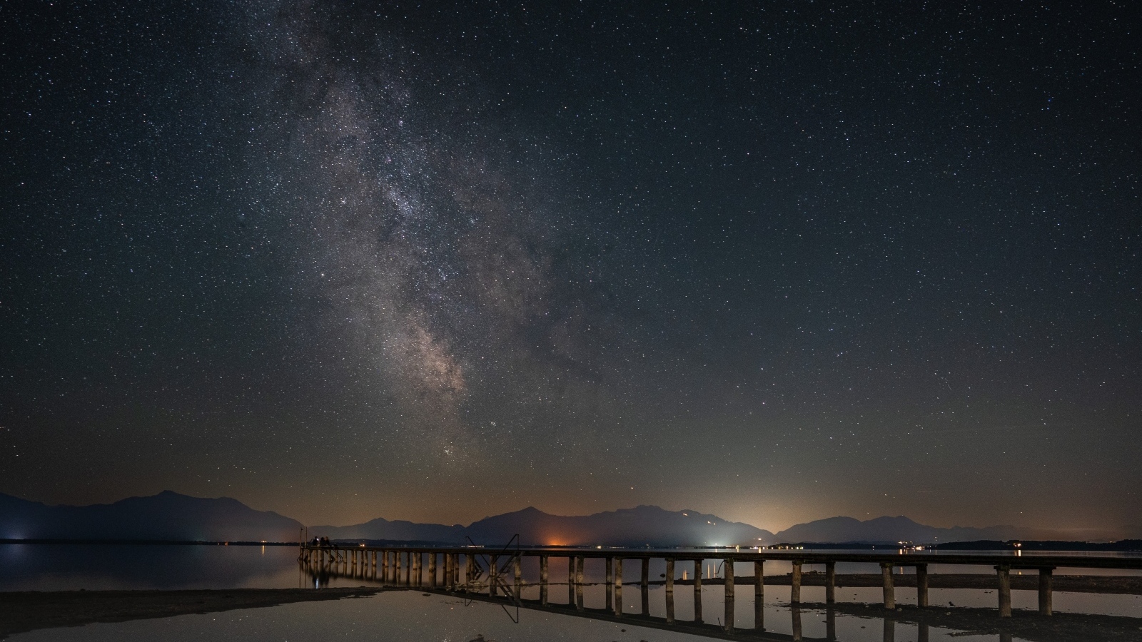 Млечный путь в небе над ночным фьордом