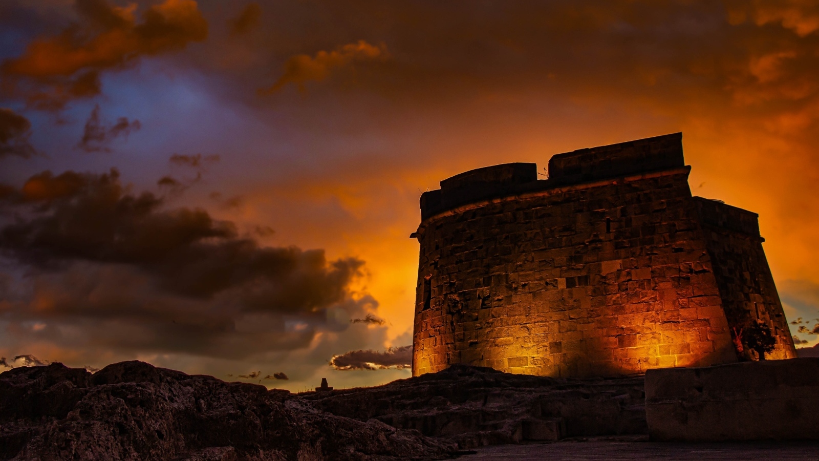 Старая крепость в свете фонарей ночью